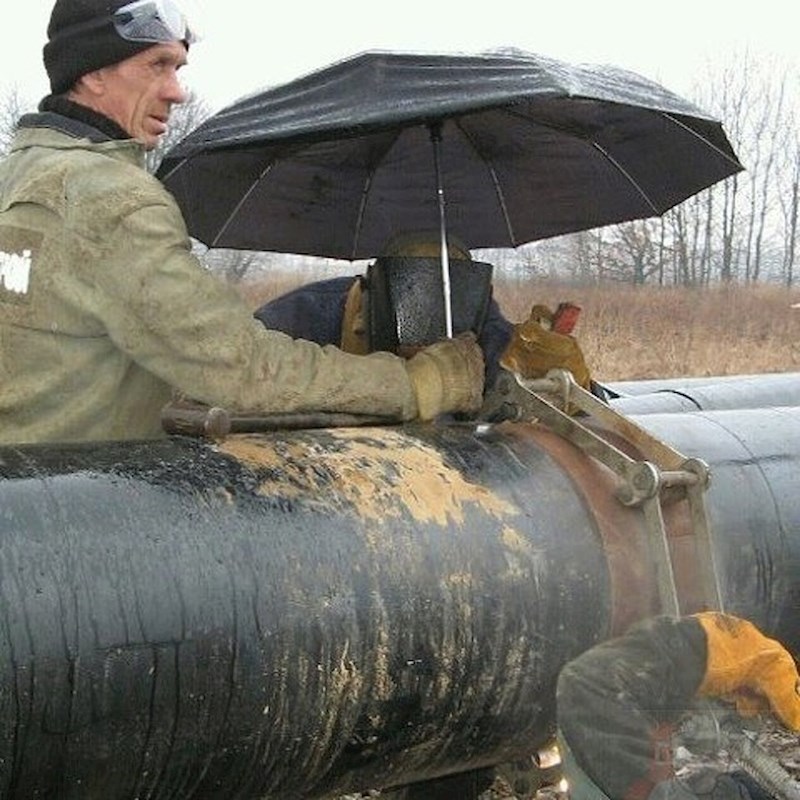 Pomaganje kolegi dok pada kiša