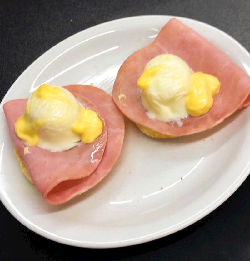 Jaja Benedikt iz jednog restorana...