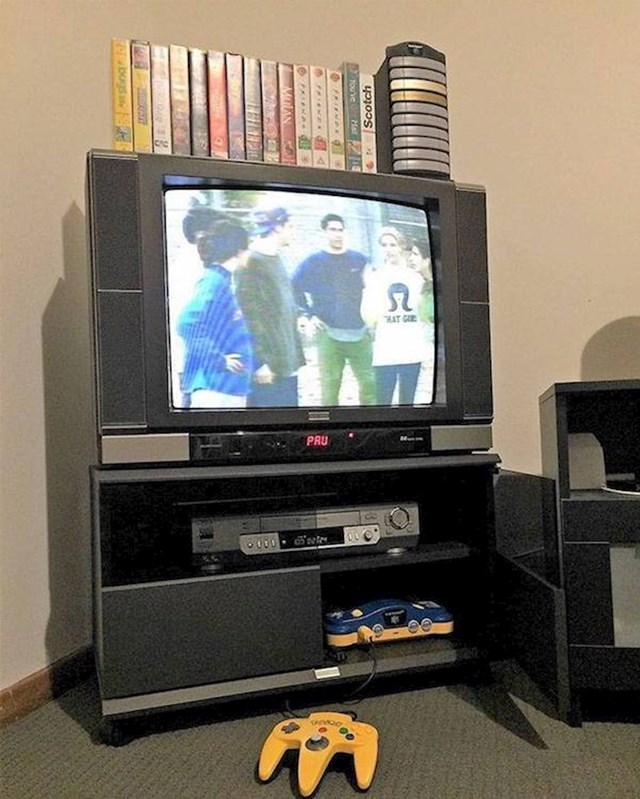 Ovakva televizija, videorekorder, poslagane kazete i Prijatelji <3