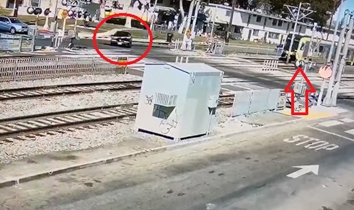 Ovaj video ledi krv u žilama, ali podsjeća nas zašto uvijek treba biti oprezan blizu pruge