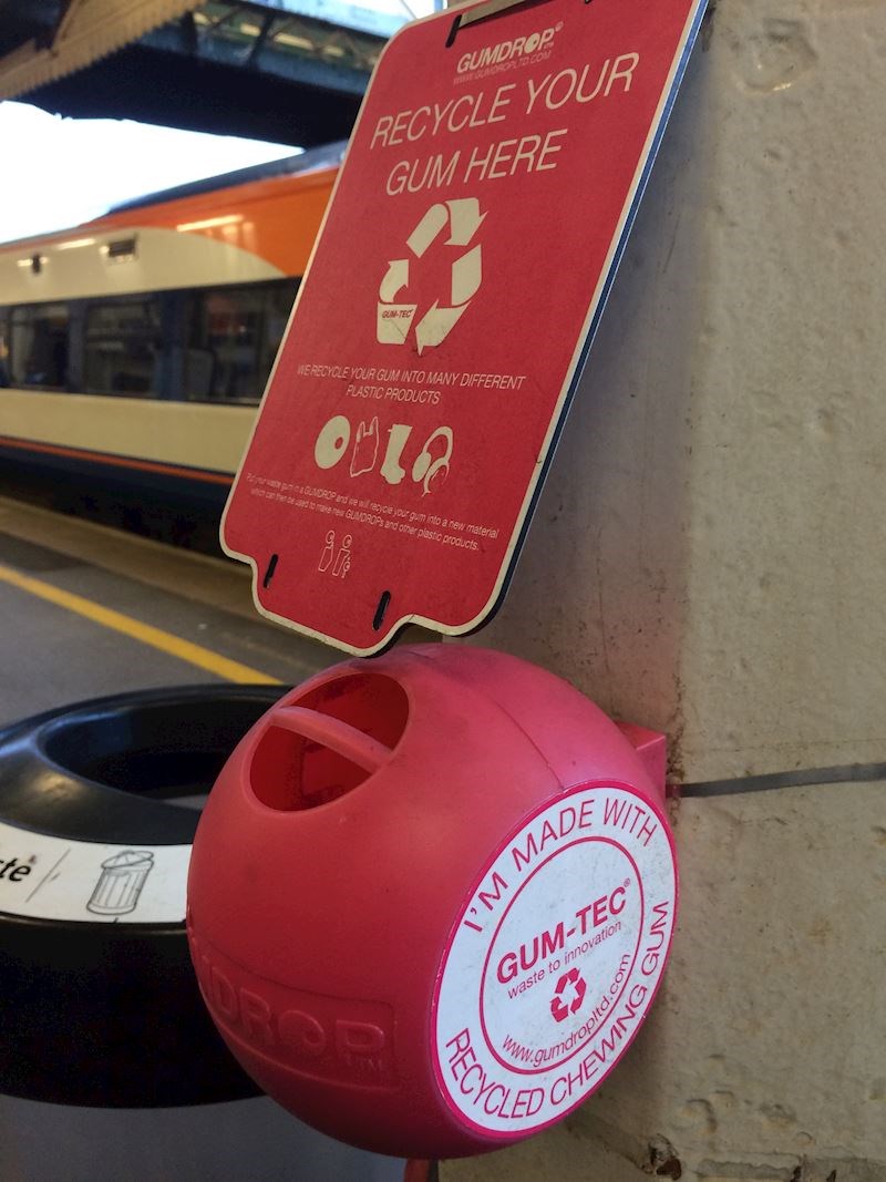 Spremnik za stare žvakaće gume napravljen od žvakaćih guma