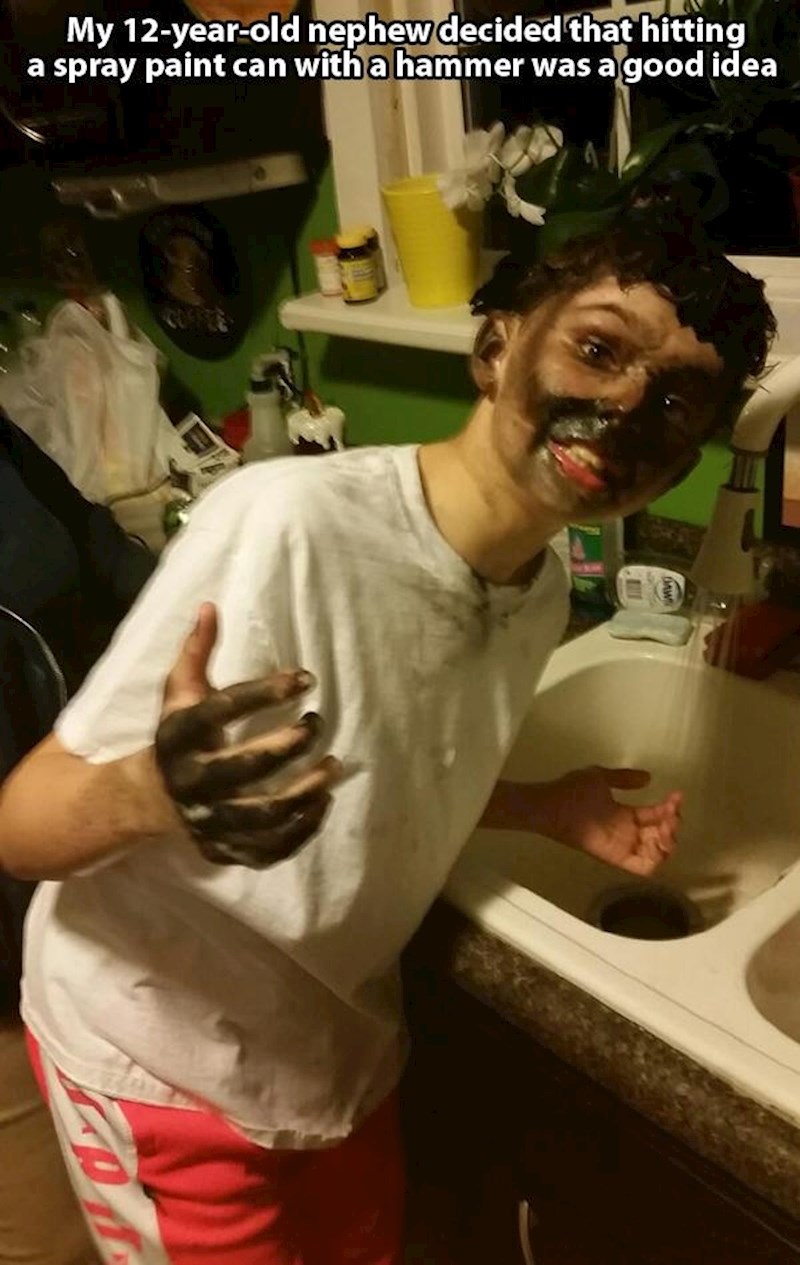 Udario je čekićem po limenci boje...