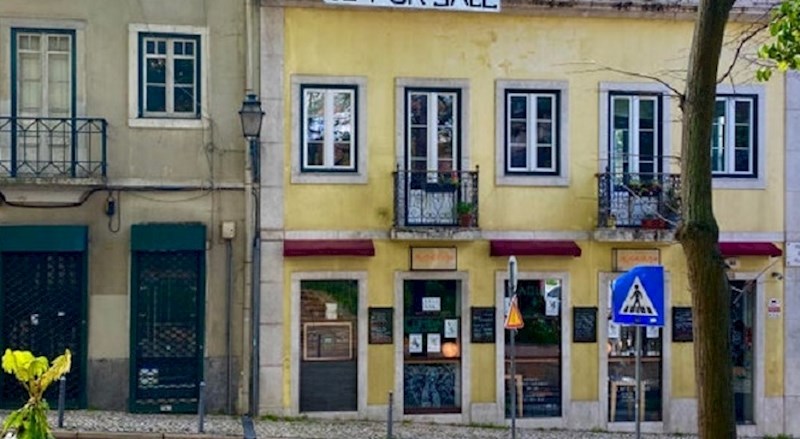 Žena je bila očajna zbog karantene i na balkon zalijepila poruku koja je nasmijala prolaznike