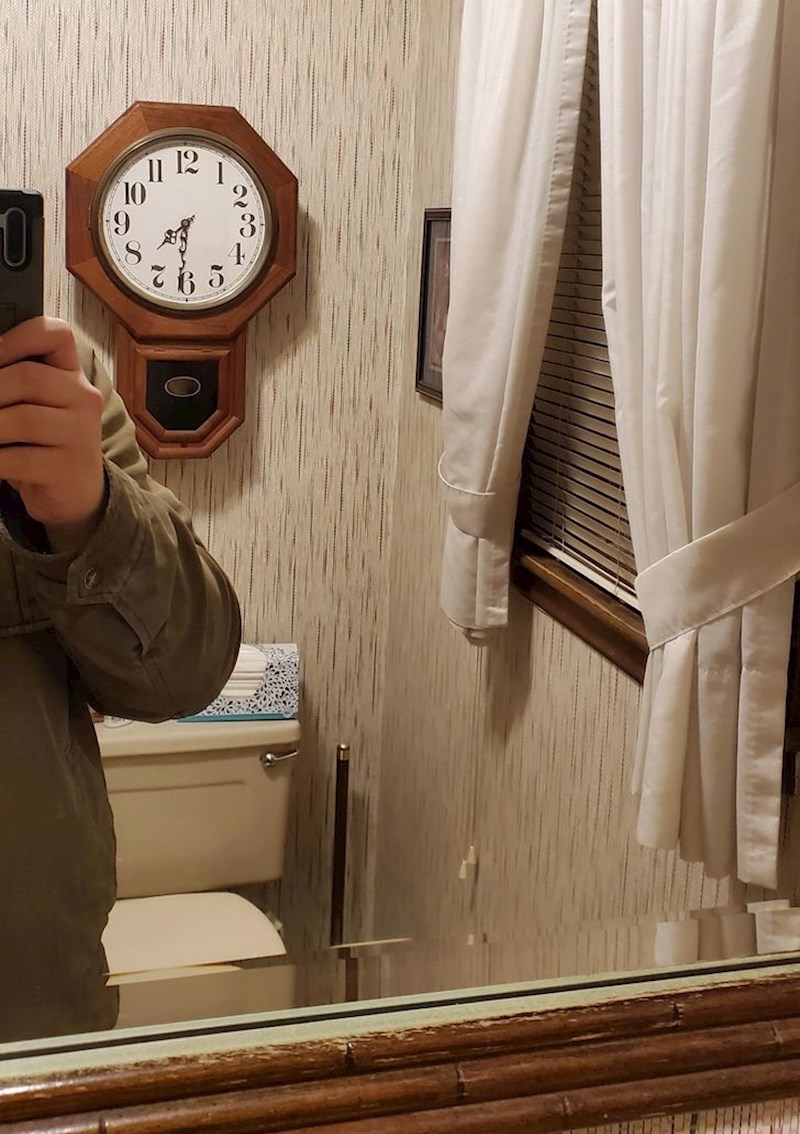 Njegov djed je stavio sat koji ide u obrnutom smjeru, kako bi u ogledalu vidio koliko još ima vremena