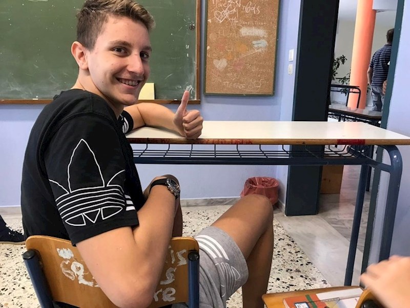 "U školi su napravili stol prema mojim mjerama! Viši je 25 centimetara nego prosječan školski stol, a ja sam visok 210 centimetara!"