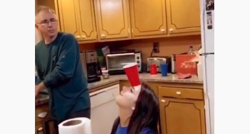 Ovaj video kćeri kako radi akrobacije s čašom i tate koji joj se čudi postao je hit