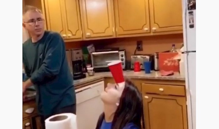 Ovaj video kćeri kako radi akrobacije s čašom i tate koji joj se čudi postao je hit