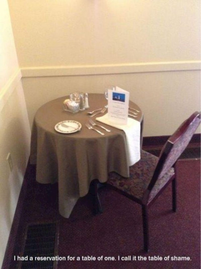 Rezervirao sam stol za jednu osobu. Zovem to stol srama...