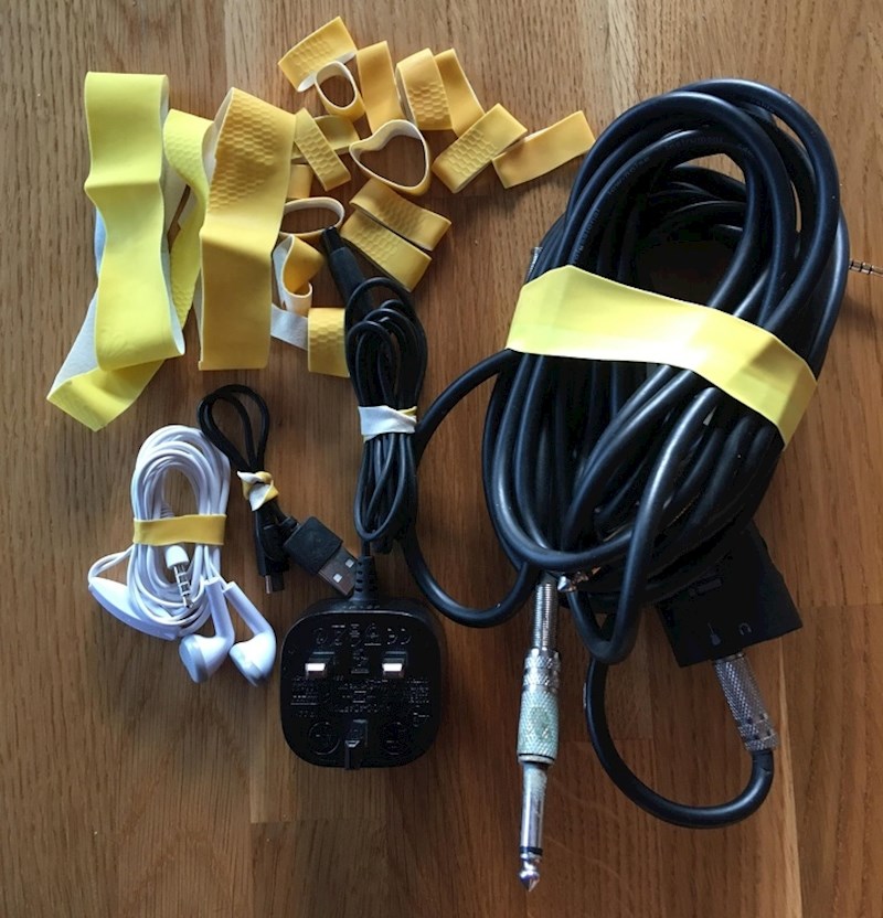 Razrezana gumena rukavica može poslužiti kao držač raznih žica i punjača