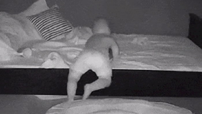 Roditelji su pogledali nadzornu kameru u sobi svoje bebe, jedna stvar ih je potpuno raznježila