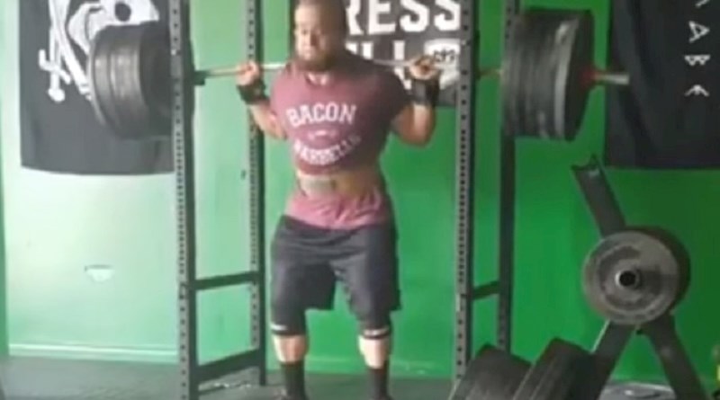 Ovo ne bi trebalo ovako izgledati - lik je vježbao u teretani i uspio iskriviti šipku od utega