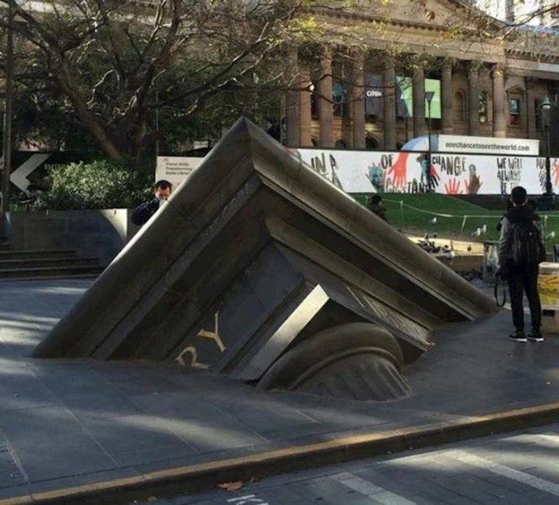 "Knjižnica koja tone". Instalacija ima za cilj podsjetiti ljude da sve manje idemo u knjižnice.