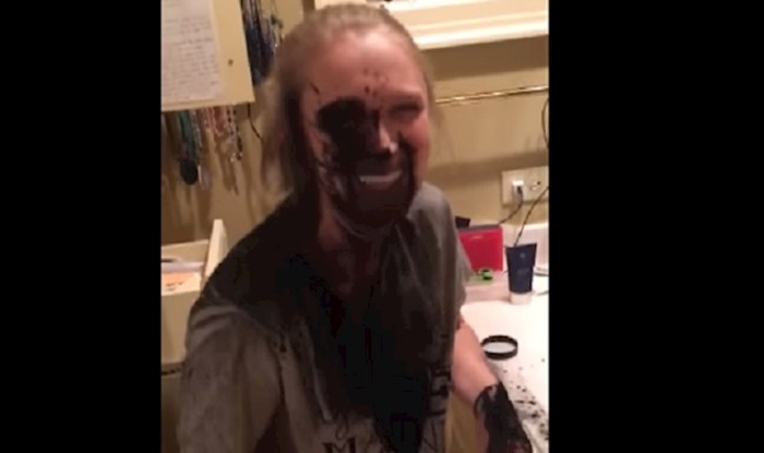 VIDEO Žena je pokušala izblijediti zube aktivnim ugljenom, pogledajte zašto to nije bila dobra ideja
