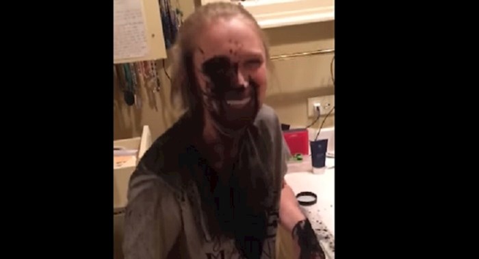 VIDEO Žena je pokušala izblijediti zube aktivnim ugljenom, pogledajte zašto to nije bila dobra ideja