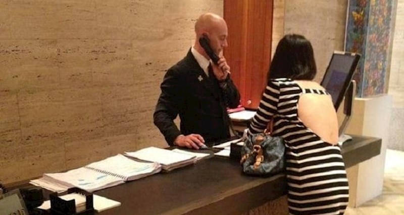 Zbog ogledala, ovo dvoje ljudi stvorilo je smiješnu optičku iluziju koja je nasmijala prolaznike