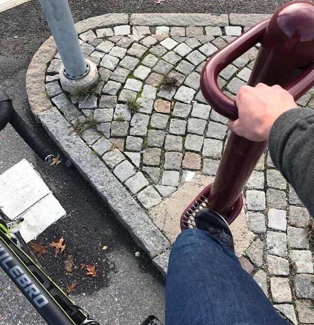 Držač za bicikliste kada čekaju pred semaforom
