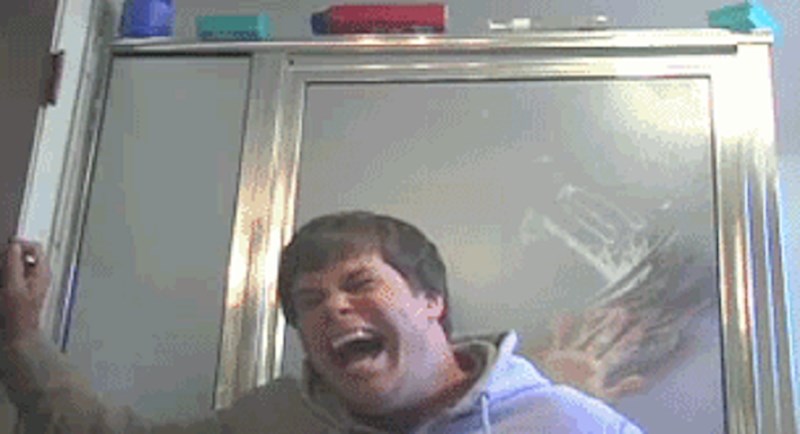 Lik je frendu koji se tuširao učinio nešto užasno što neće tako lako zaboraviti