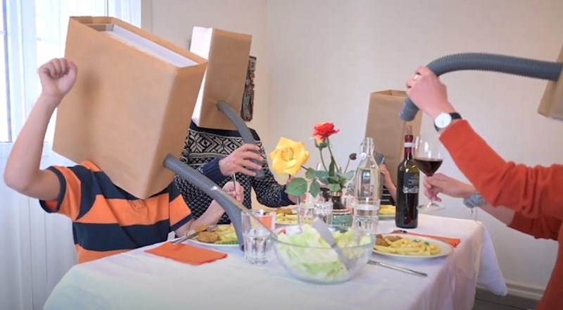 Ovo je Corazon - suludi izum za druženje dok traje pandemija, video je urnebesan