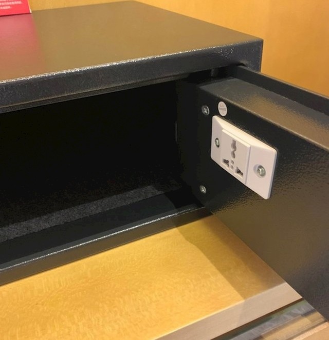 Sef koji ima punjač unutra, pa možete puniti svoj mobitel ili drugu elektroniku dok su na sigurnom