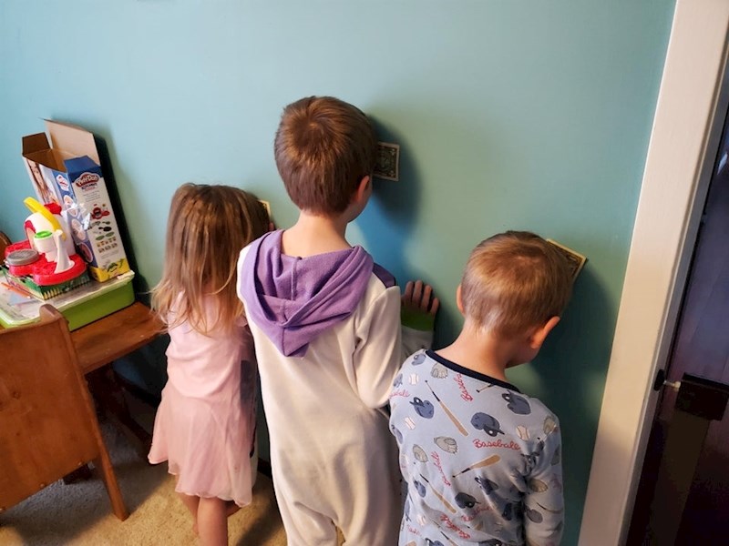 "Najbolje potrošenih 3 dolara! Dijete koje najduže izdrži dobiva sve tri novčanice od jednog dolara!"