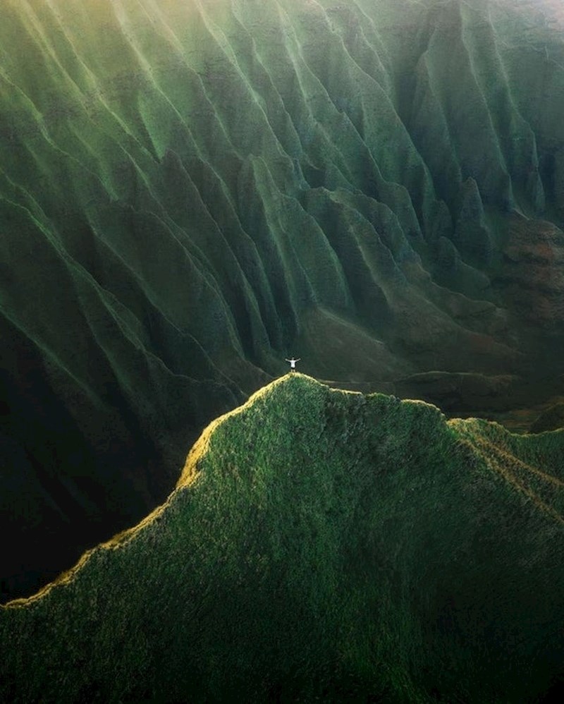 Čovjek se osjeća sićušno u raskošnim planinama Havaja
