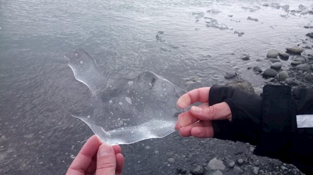 Komad leda pronađen u Irskoj, a koji nalikuje na Irsku