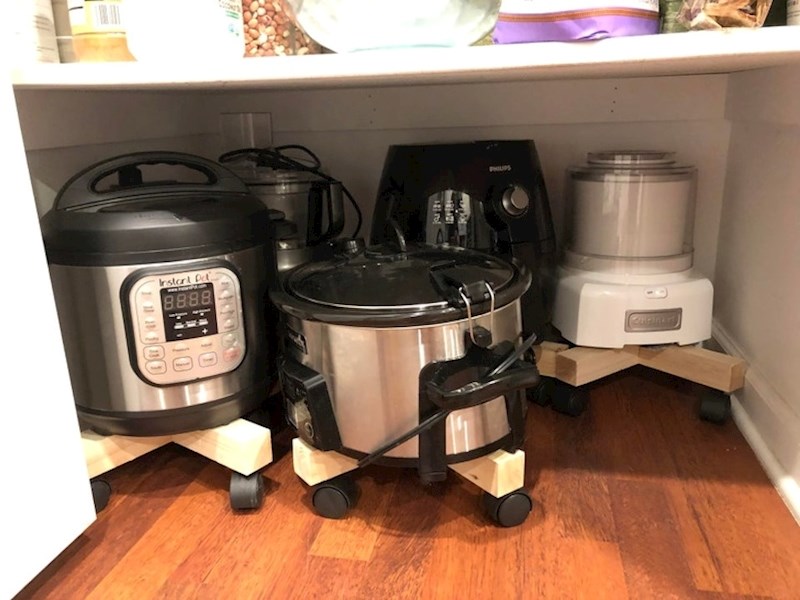 Ovo je zapravo genijalno, obitelj je izradila malene nožice kako ne bi morali podizati teške kuhinjske uređaje