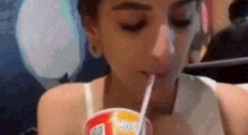 Cura je mislila da joj je dečko ponudio Coca Colu, ali to je bilo nešto potpuno drugo