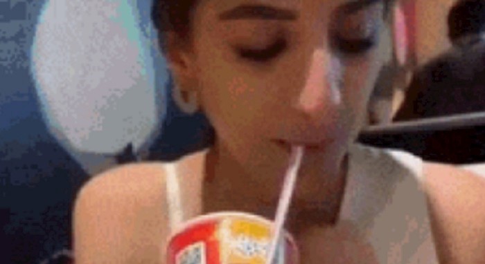 Cura je mislila da joj je dečko ponudio Coca Colu, ali to je bilo nešto potpuno drugo