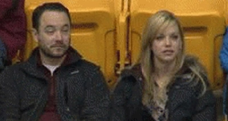 Ljubavna kamera na utakmici snimila je ovaj par koji se zatim trebao poljubiti, muškarac je podigao papir s porukom i sve nasmijao