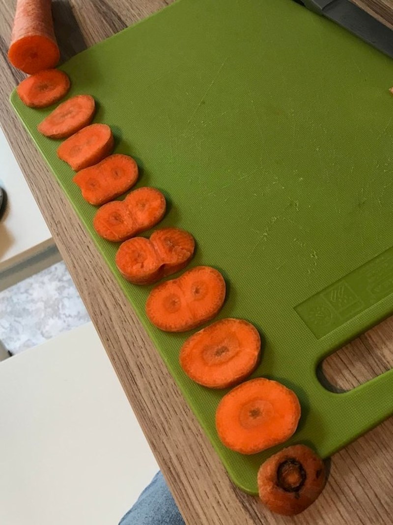 Mrkva se razdvojila na dvije pa ponovno sastavila