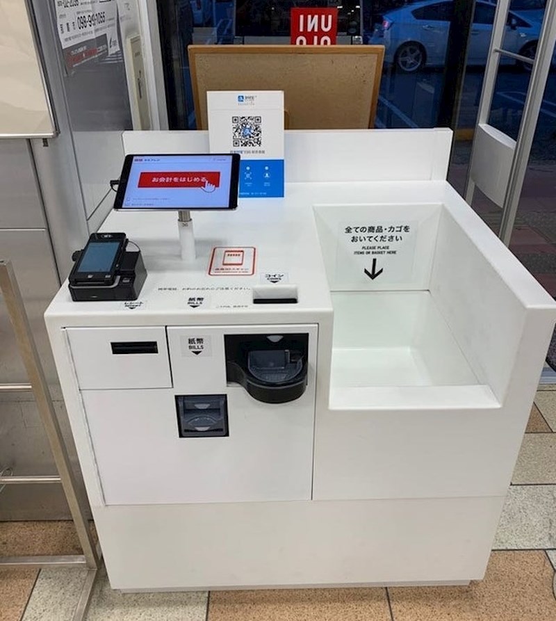 Kasa u dućanu koja automatski skenira sve predmete u košarici