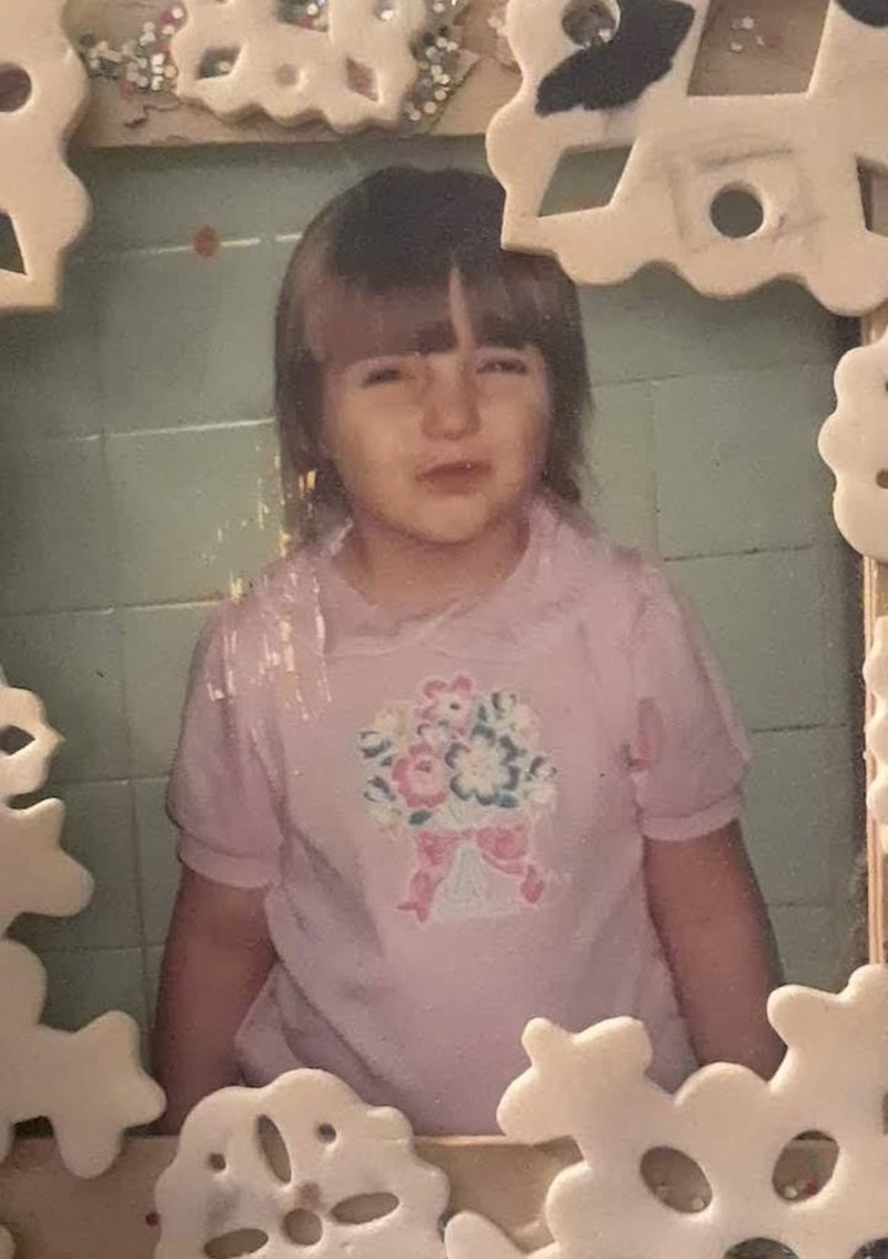 "Plačem jer sam povjerovala roditeljima da me slikaju za policiju zbog ukradene čokoladice..."