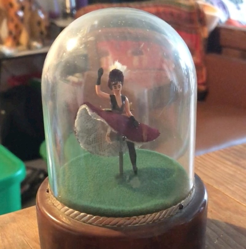 Glazbeni ukras iz četrdesetih godina prošlog stoljeća, koji još savršeno radi