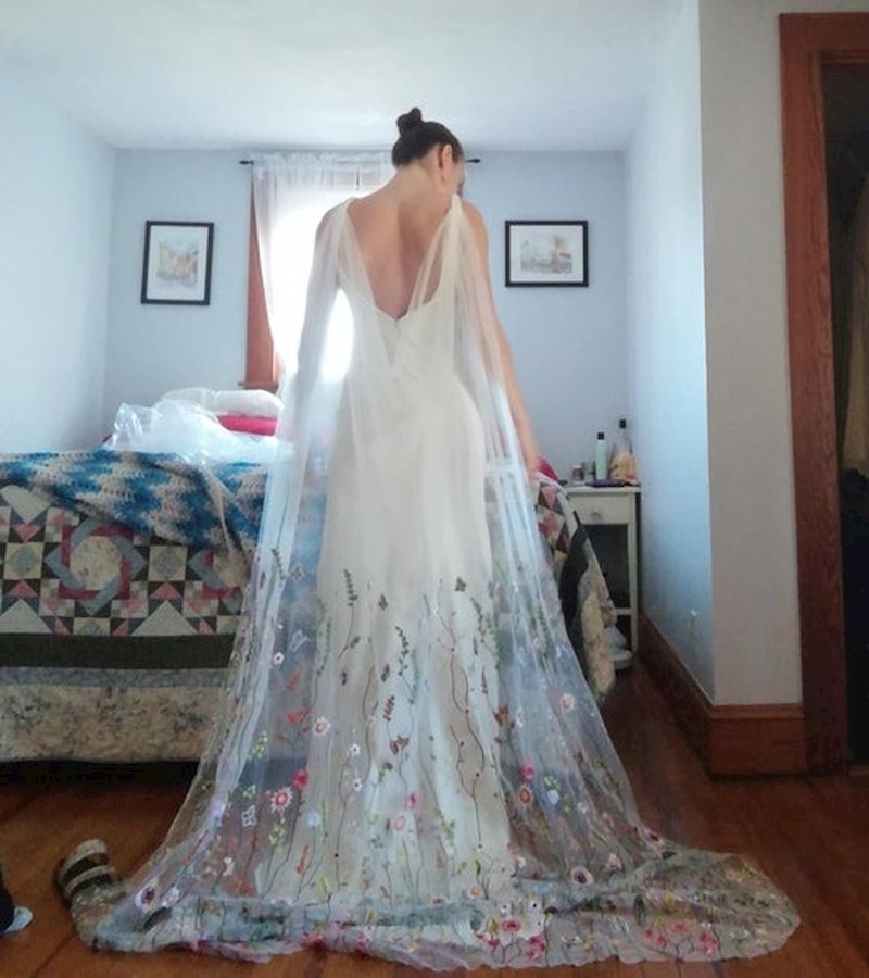 "Cijena haljine bila je 170 dolara na Etsyju, veo isto toliko. Jako sam uzbuđena zbog naše male ceremonije!"