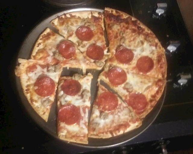 "Ovako režem pizzu jer ne želim razrezati kobasice..."