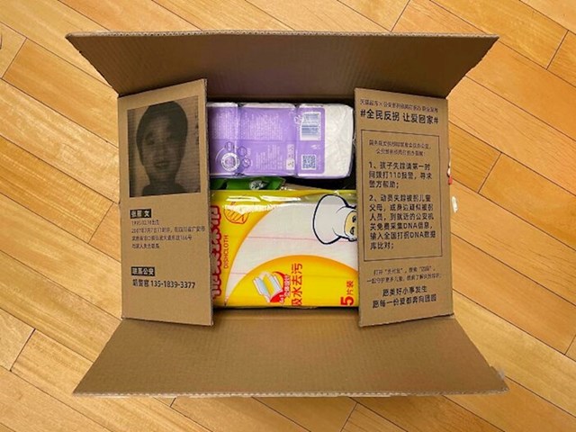 U Kini na pakiranjima dostavnih kutija stavljaju obavijesti o nestalim osobama.