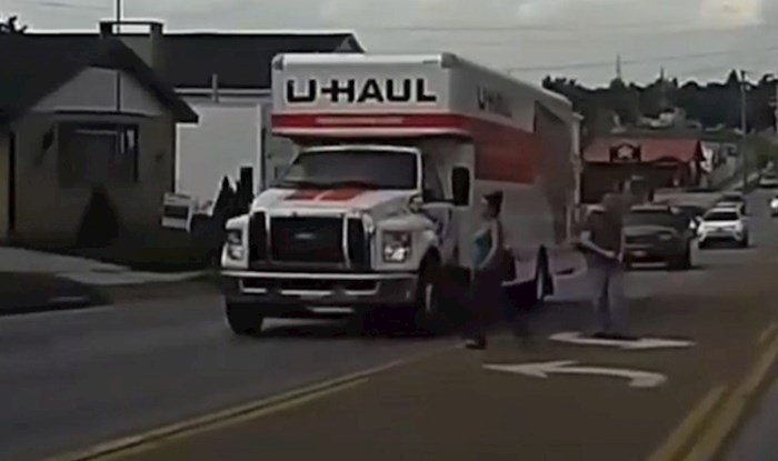 VIDEO Hodali su po prometnoj cesti s četiri trake, žena je skoro doživjela strašnu nesreću