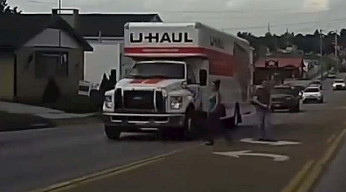 VIDEO Hodali su po prometnoj cesti s četiri trake, žena je skoro doživjela strašnu nesreću