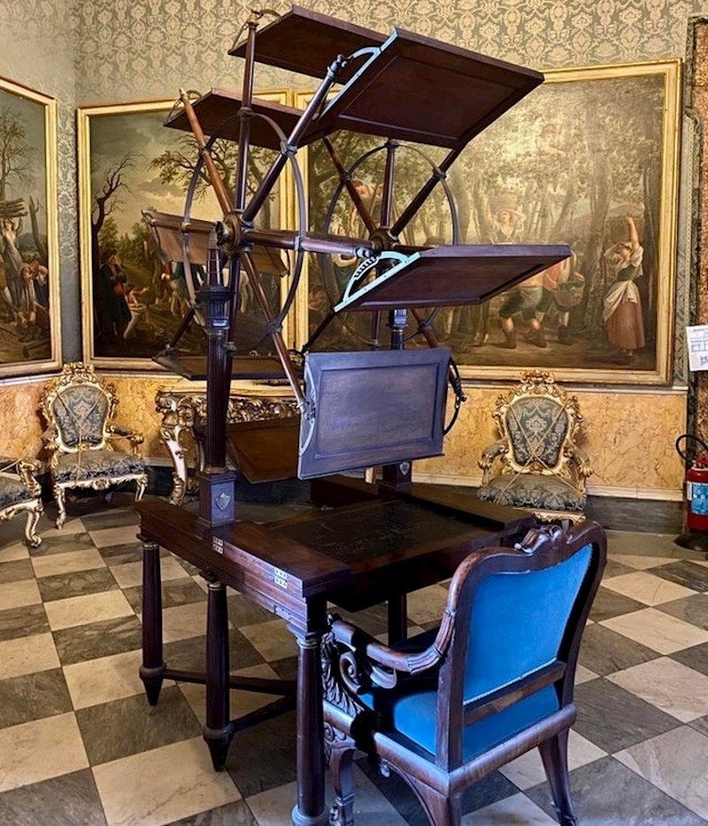 Ovaj mehanizam omogućavao je ljudima da čitaju više knjiga odjednom