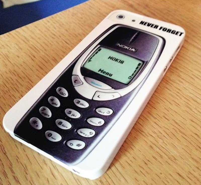 "Jedva sam tatu nagovorio da kupi novi mobitel. Ovu masku si je naručio u čast starom"