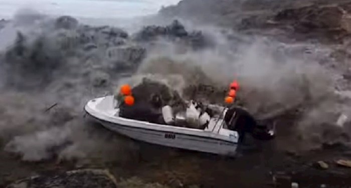 Tri tipa su snimala more kad je naišao ogromni tsunami. Pogledajte dramatičnu snimku