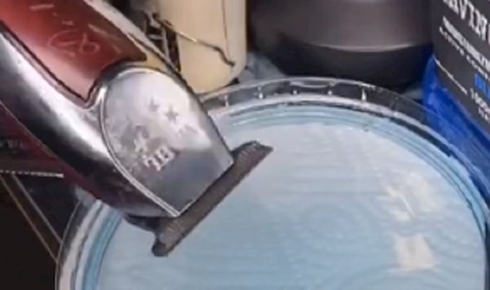 VIDEO Frizer je smislio kako očistiti mašinicu za šišanje, hoćete li ovo isprobati?