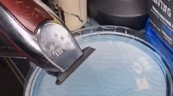 VIDEO Frizer je smislio kako očistiti mašinicu za šišanje, hoćete li ovo isprobati?