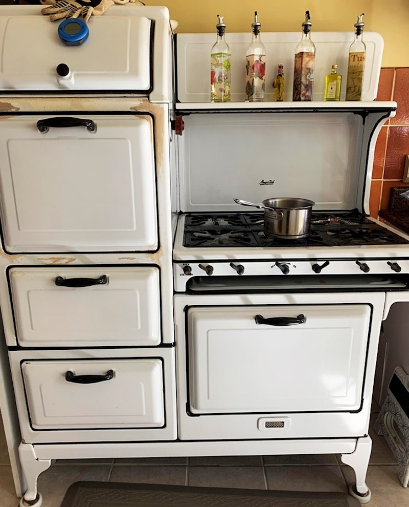 "Moja kuhinja iz 1920-ih sa 6 plamenika, 2 pećnice i grijačem za kruh"