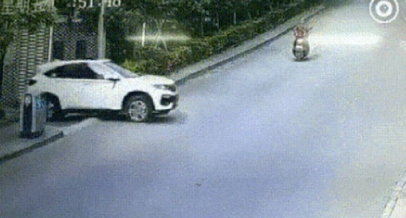 Automobil je izlazio na cestu, a onda se u tren dogodilo nešto potpuno neshvatljivo