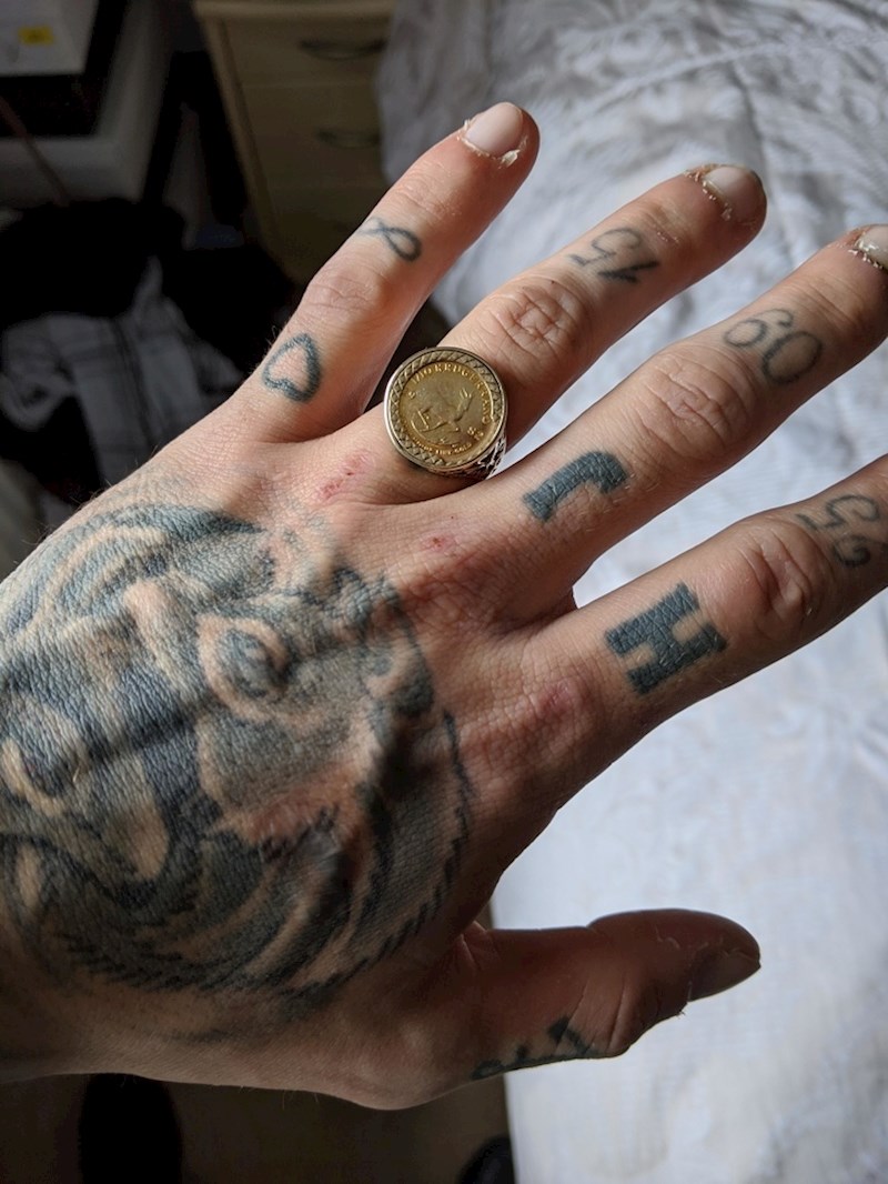 "Moj umirući djed skinuo je svoj prsten i stavio ga na moj prst uz riječi: Znam da ga oduvijek želiš"