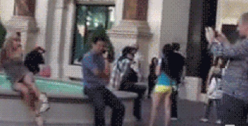 Cura je sjela na fontanu i pozirala, ali vrlo brzo se jako osramotila