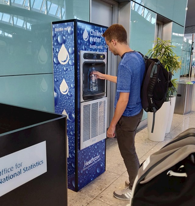 Aparat na aerodromu na kojem možete napuniti boce vode nakon pregleda prtljage