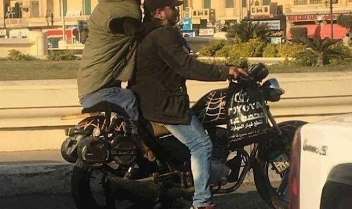 Ljudi su trljali oči jer su mislili da ne vide dobro, pogledajte koga ovaj tip vozi na motoru